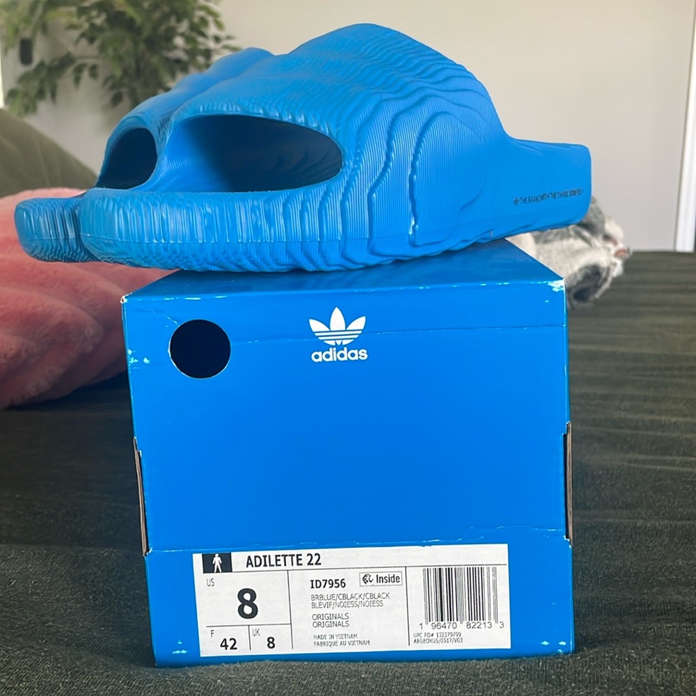 Adilette 22  size 8 in men’s